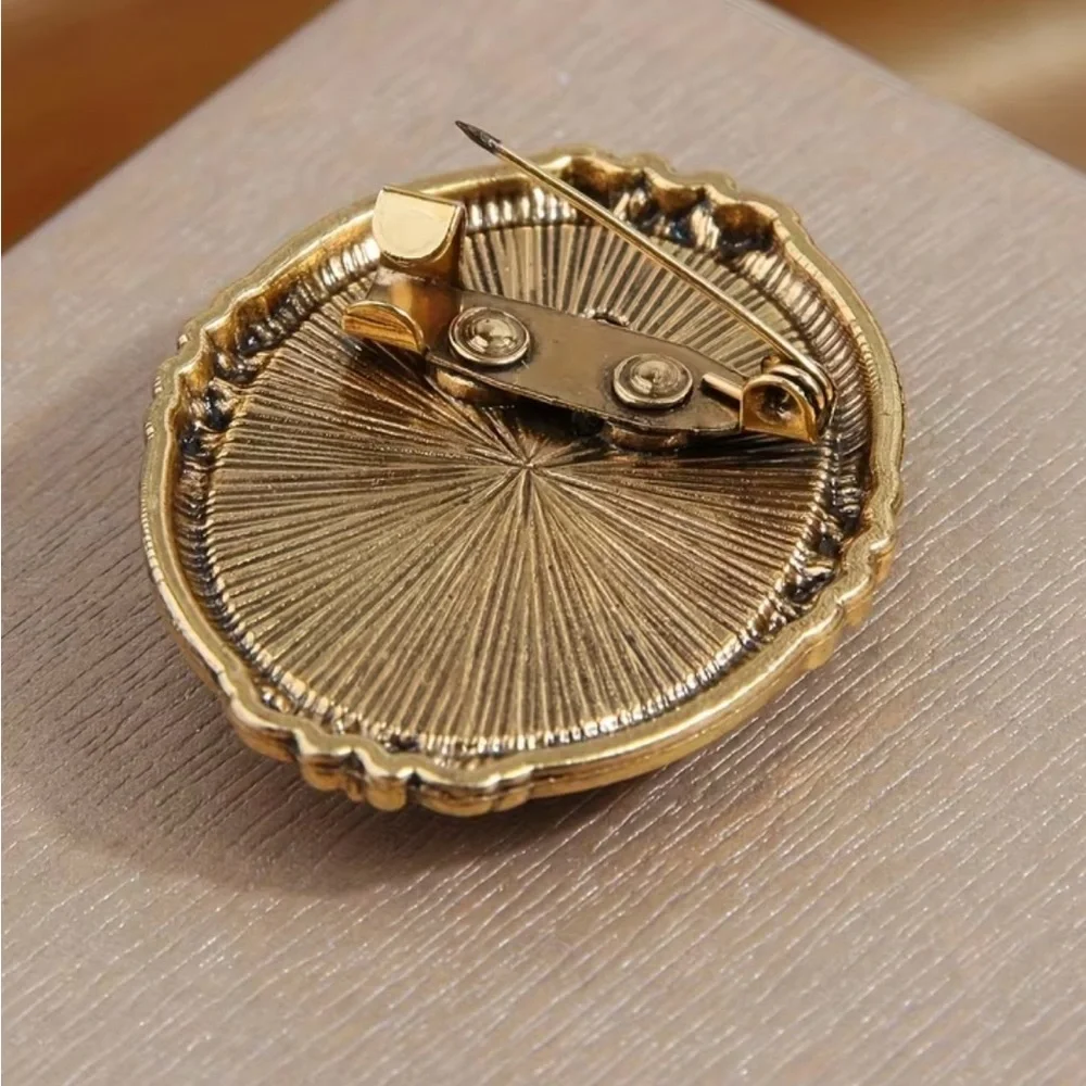 New vintage-style looking cameo brooch resin portrait gold-toned metal frame